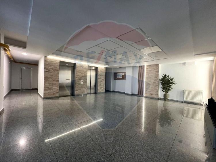 Penthouse cu 4 camere semidecomandat în Semicentral
