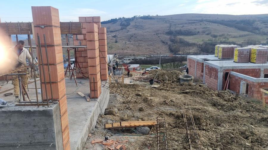 Casă individuală cu 4 camere cu Canalizare în Nord-Vest
