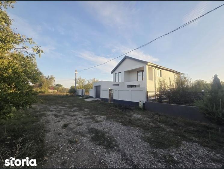 Casă cu 4 camere cu Teren 245 Mp în Costești