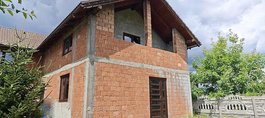 Casă cu 4 camere cu Teren 730 Mp în Sânpetru