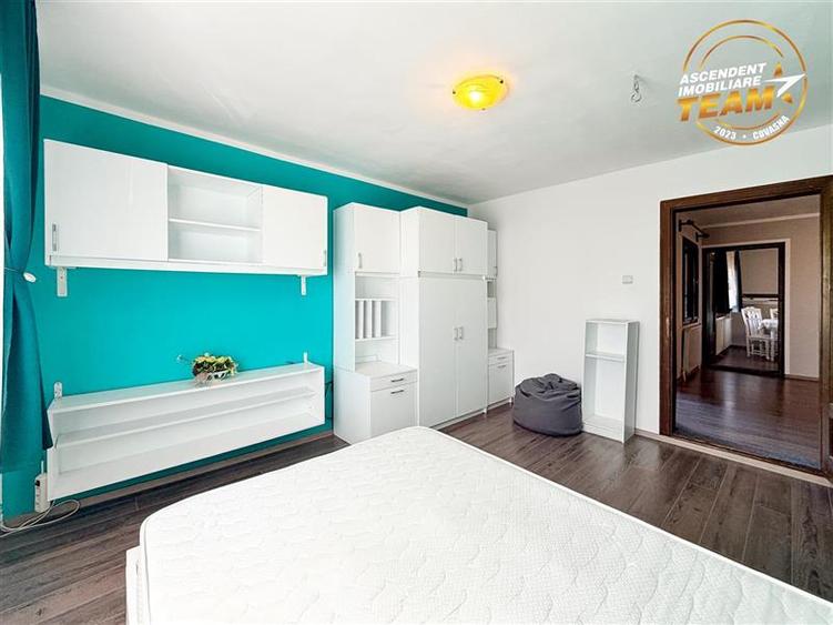 Duplex cu 9 camere cu Canalizare în Central