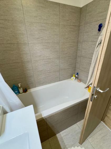 Apartament cu 3 camere semidecomandat, mobilat în Băneasa