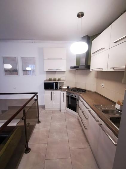 Apartament cu 3 camere semidecomandat, mobilat în Central