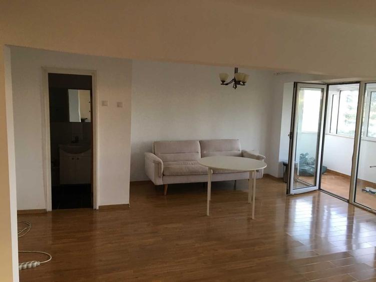 Apartament cu 3 camere decomandat în Lacul Tei