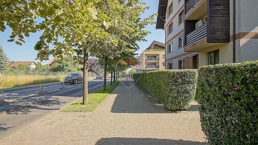 Apartament cu 3 camere decomandat în Tractorul