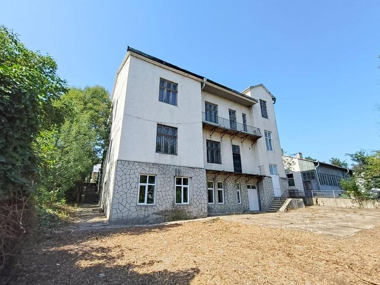 Casă individuală cu 18 camere cu Canalizare în Central