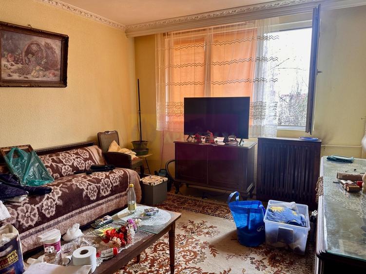 Apartament cu 3 camere semidecomandat în Rahova