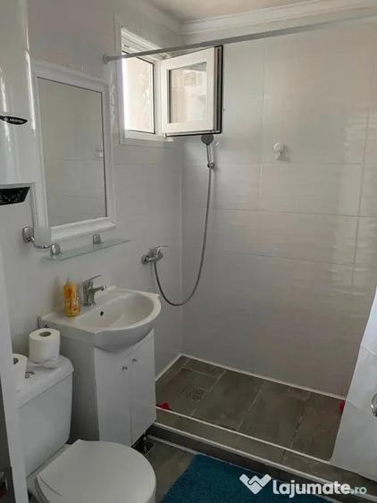 Apartament cu 3 camere semidecomandat în Giurgiului