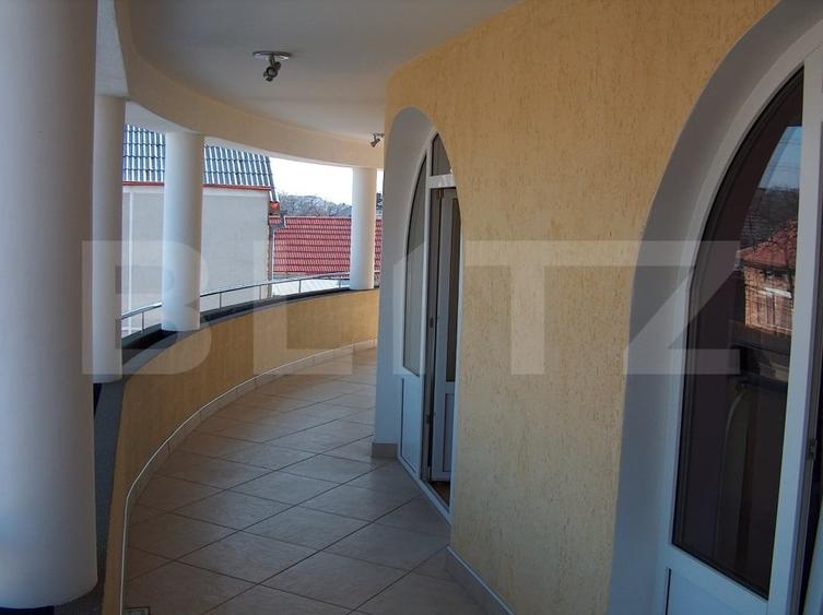 Casă individuală cu 8 camere cu Piscina în Micro 1