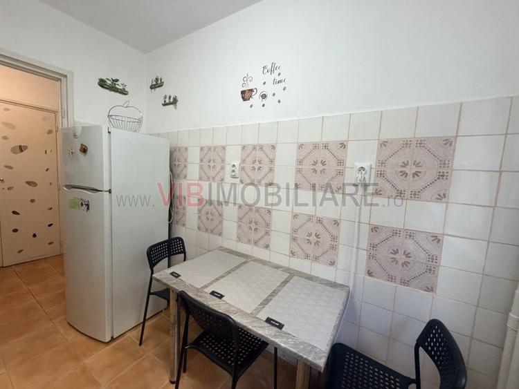 Apartament cu 3 camere semidecomandat în Colentina