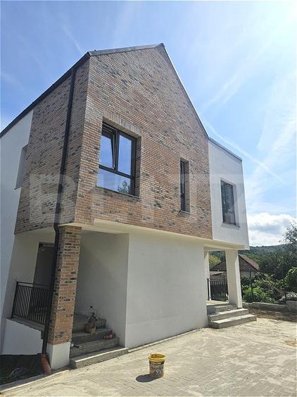 Duplex cu 5 camere cu Canalizare în Florești