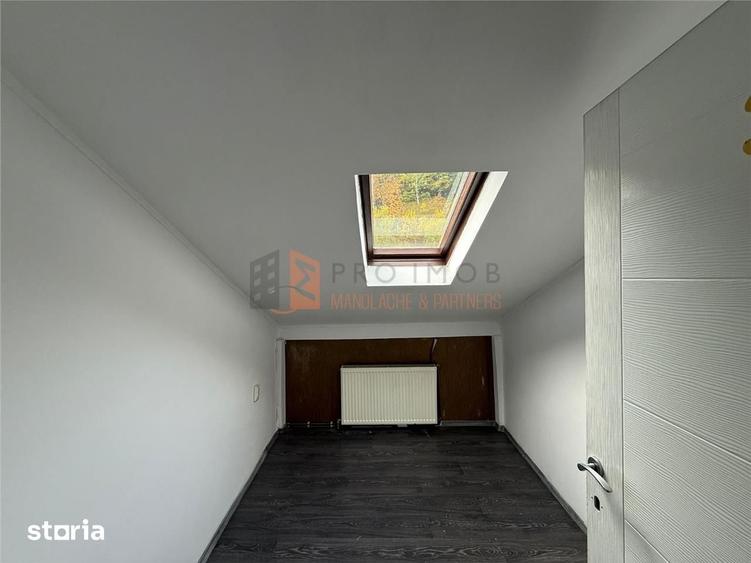 Casă cu 8 camere decomandat cu Teren 30 Mp în Siriu