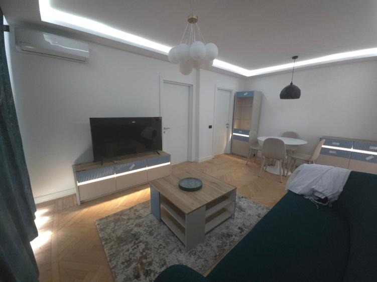 Apartament cu 2 camere semidecomandat, mobilat în P-ța Romană