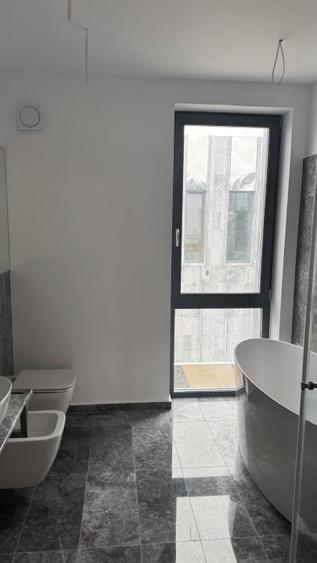 Duplex cu 4 camere cu Canalizare în Central
