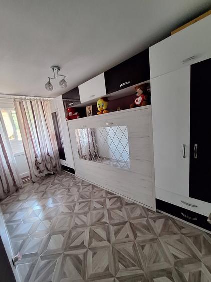 Apartament cu 3 camere semidecomandat în Micro 19