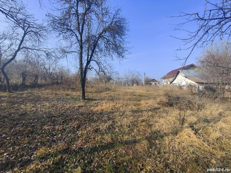 Teren de 2440 mp, în Podenii Vechi