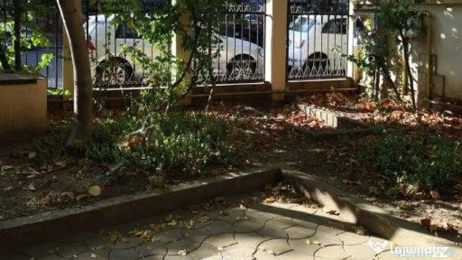 Casă cu 8 camere cu Teren 355 Mp în Nordului
