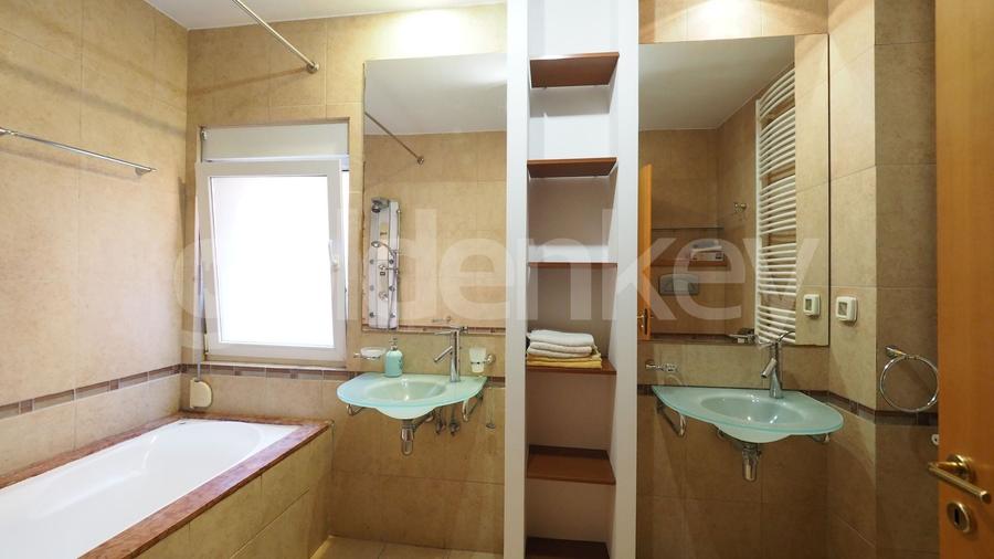 Duplex cu 6 camere cu Piscina în Iancu Nicolae