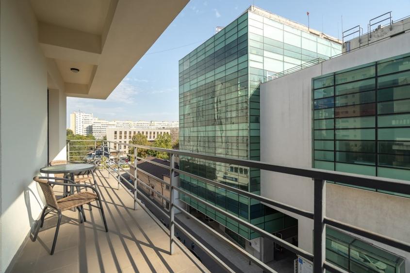 Apartament cu 3 camere semidecomandat, mobilat în Moșilor