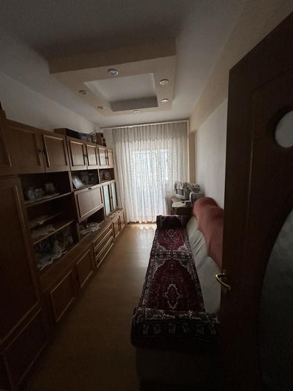 Apartament cu 3 camere semidecomandat în Trivale