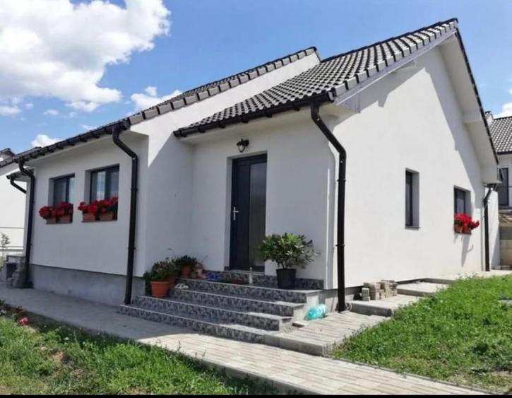 Casă individuală cu 3 camere cu Canalizare în Nord-Est
