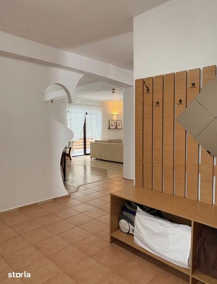 Casă cu 10 camere cu Teren 1232 Mp în Central