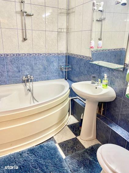 Apartament cu 4 camere semidecomandat în Tineretului