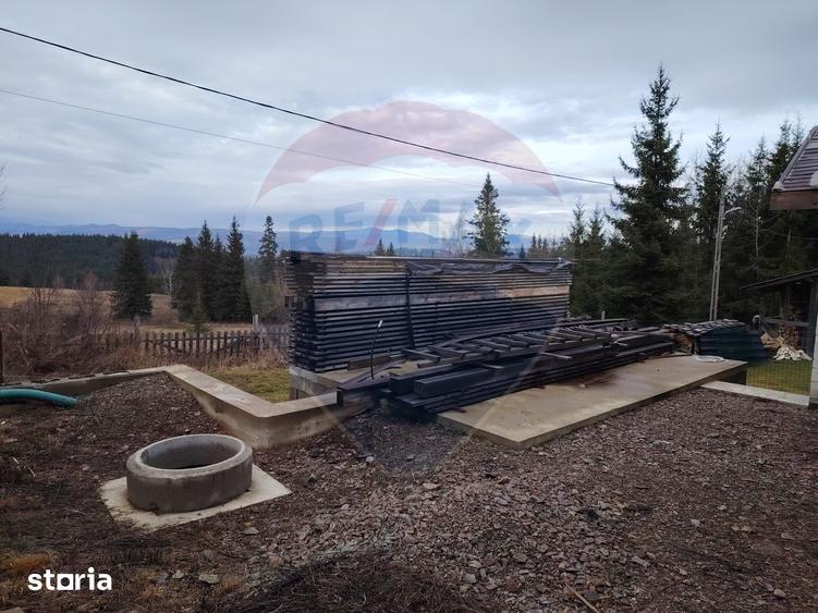 Casă cu 8 camere cu Teren 1000 Mp în Poiana Stampei