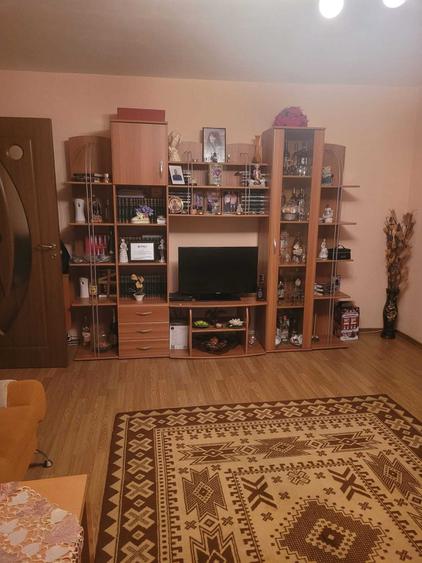 Apartament cu 3 camere semidecomandat în Debarcader