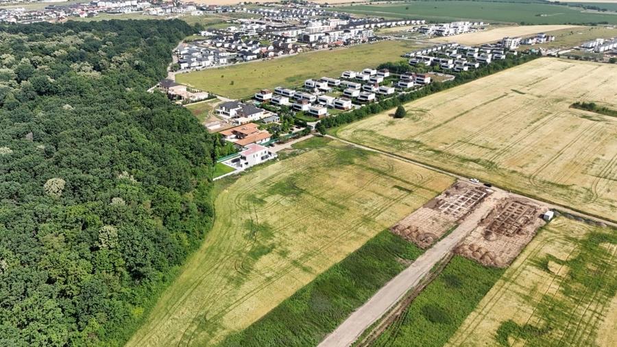 Teren agricol intravilan de 9400 mp, în Tunari