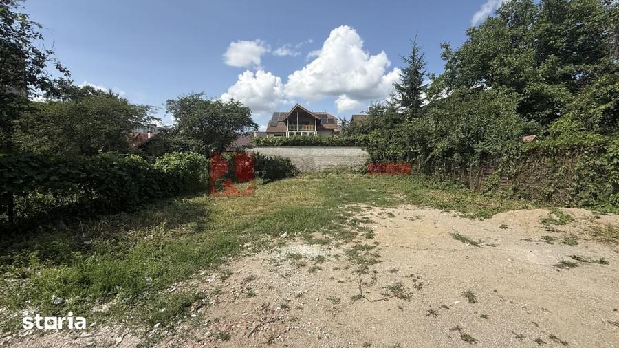Teren de 350 mp, în Tractorul