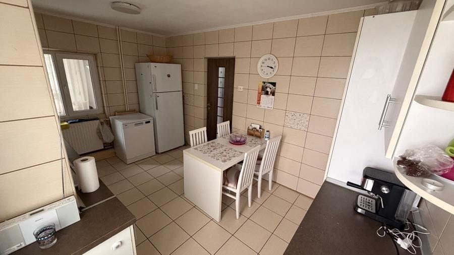 Apartament cu 5 camere decomandat, mobilat în Băneasa