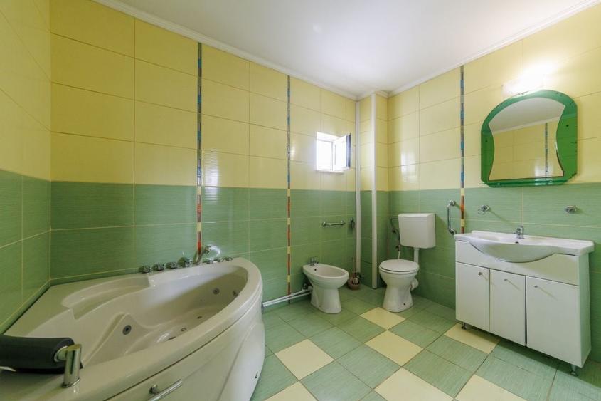 Casă individuală cu 9 camere cu Canalizare în Găvana 2