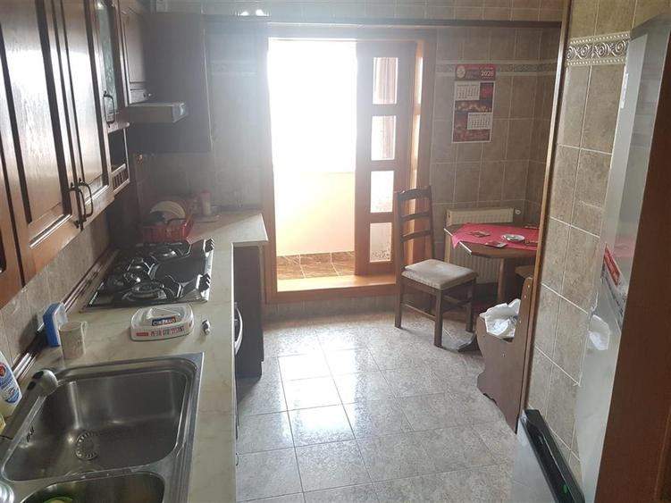 Apartament cu 3 camere decomandat, mobilat în Școlilor