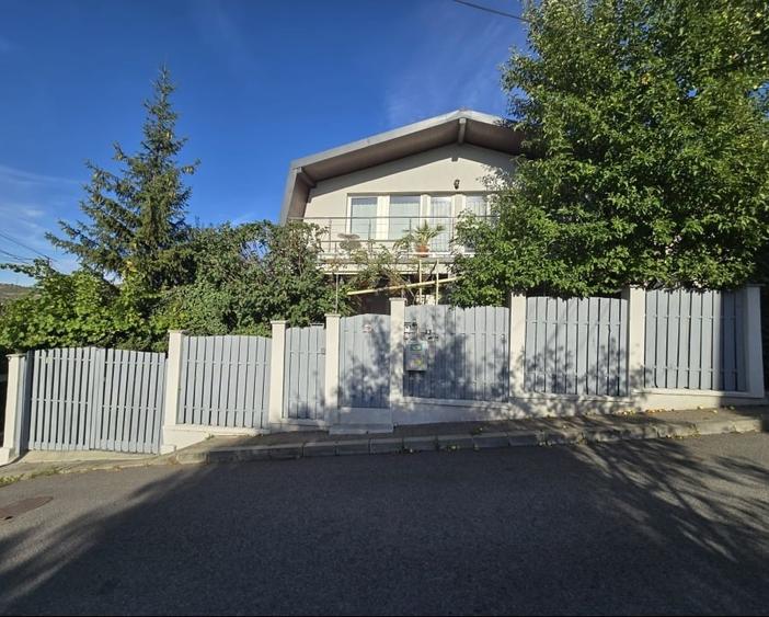 Casă individuală cu 4 camere cu Canalizare în Grigorescu