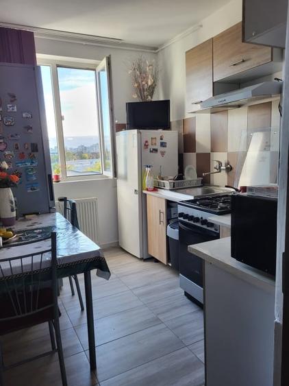 Apartament cu 2 camere semidecomandat, mobilat în Malu Roșu