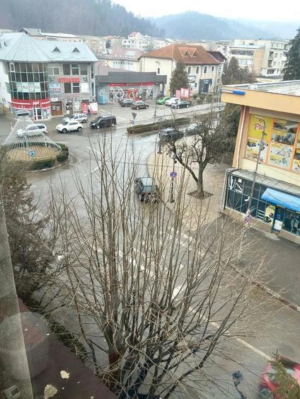 Apartament cu 3 camere decomandat în Coman