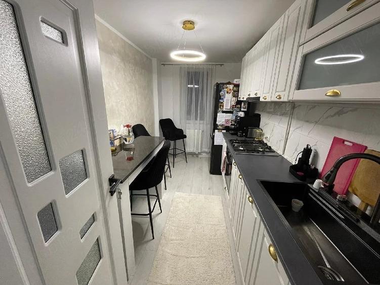 Apartament cu 3 camere decomandat în Horia