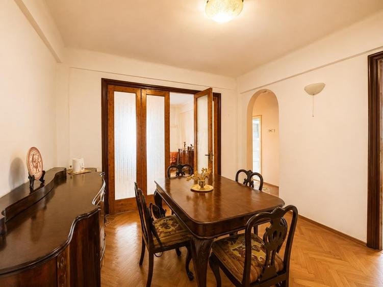 Apartament cu 4 camere semidecomandat în Universitate