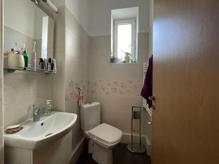 Apartament cu 5 camere decomandat, mobilat în Punctele Cardinale