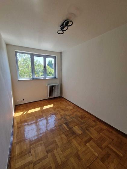Apartament cu 3 camere semidecomandat în Titan