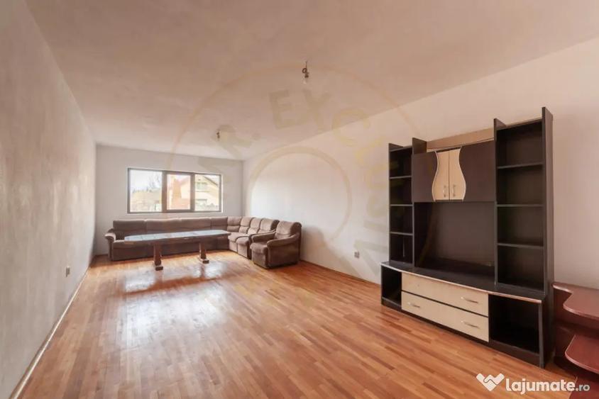 Casă cu 7 camere cu Teren 4563 Mp în Central