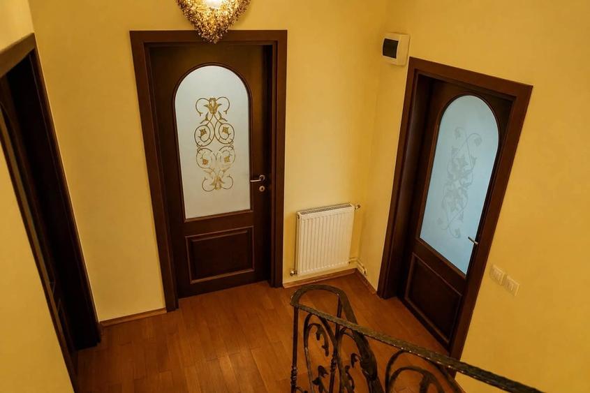 Casă individuală cu 5 camere cu Canalizare în Central