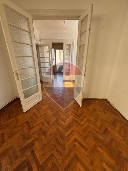 Apartament cu 3 camere semidecomandat în Periferie