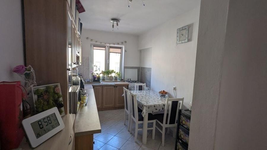 Apartament cu 3 camere semidecomandat în Central