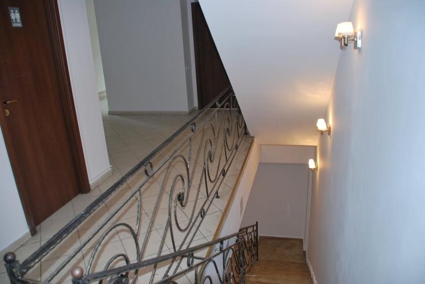 Casă cu 8 camere cu Teren 250 Mp în Domenii