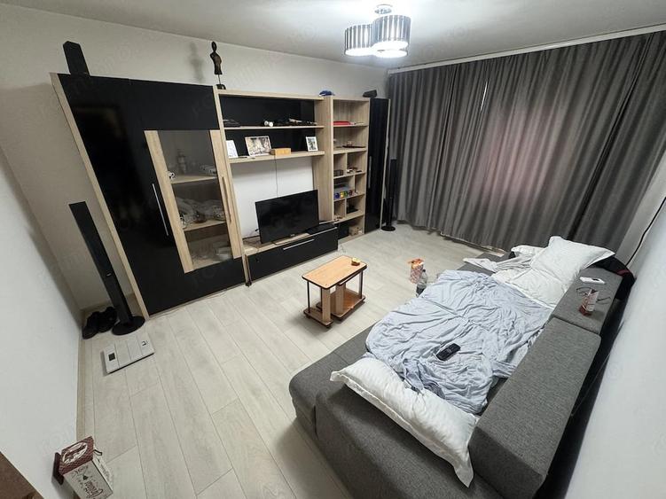 Apartament cu 3 camere decomandat în Poarta 6