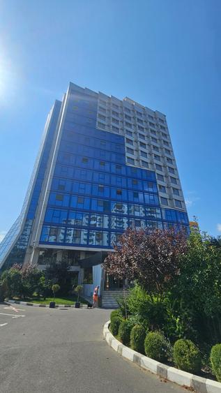 Apartament cu 3 camere semidecomandat, mobilat în Central