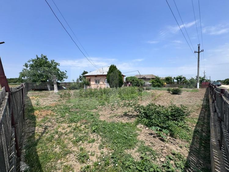 Casă individuală cu 5 camere cu Teren 2300 Mp în Exterior Sud