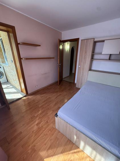 Apartament cu 3 camere semidecomandat în Berceni